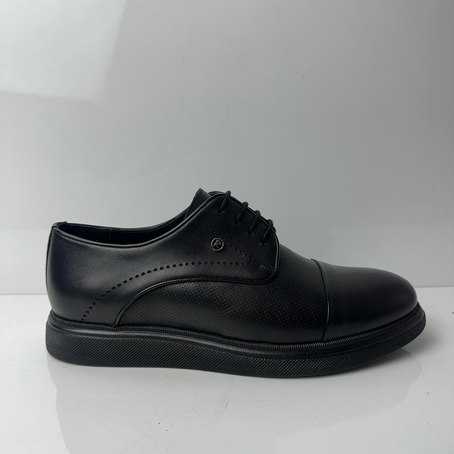 İŞLEMELİ MAT SİYAH DERİ AYAKABI