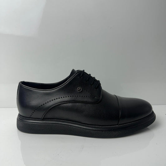 İŞLEMELİ MAT SİYAH DERİ AYAKABI