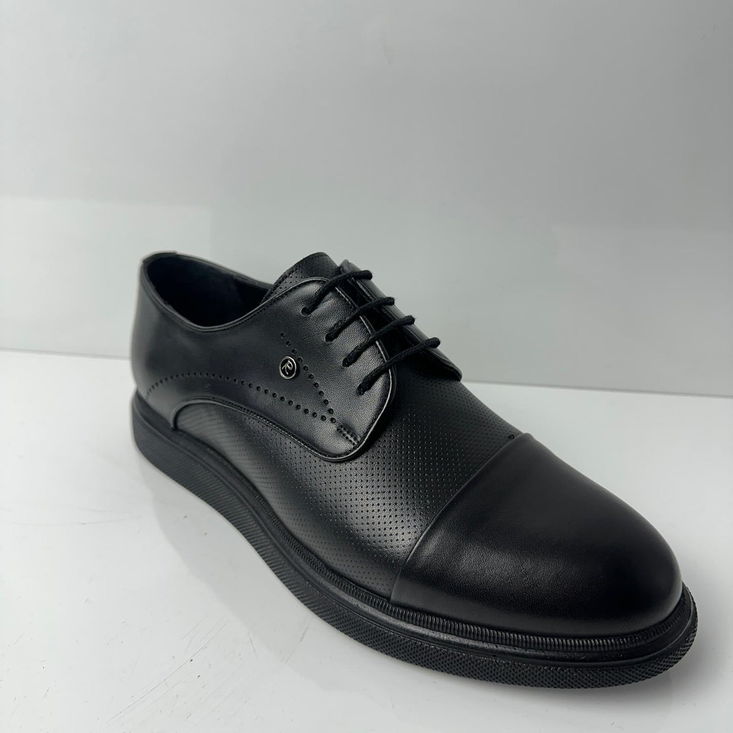 İŞLEMELİ MAT SİYAH DERİ AYAKABI